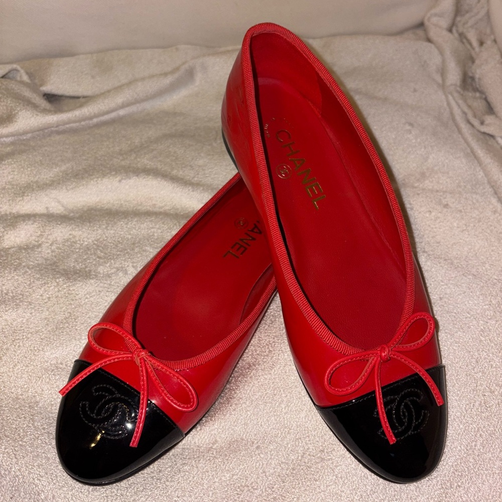 CHANEL Red and Black Ballet Flats with Bow Detail